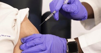Bastonare il vaccino, la reazione allergica come clava