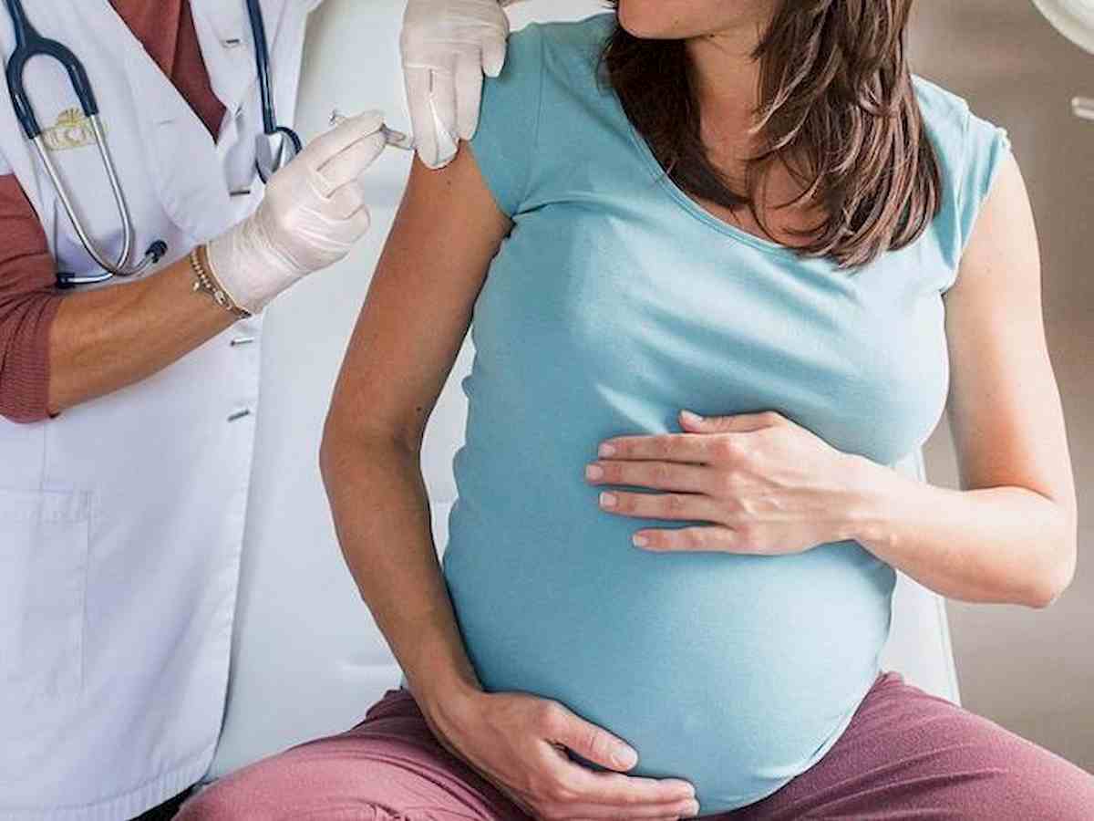 Gran Bretagna, niente vaccino anti Covid alle donne incinte: non ci sono gli studi clinici