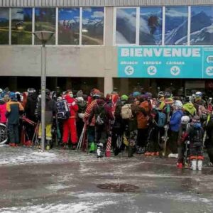 Verbier (Svizzera), sciatori ammassati per entrare in funivia FOTO Assembramenti neve in stile prima ondata