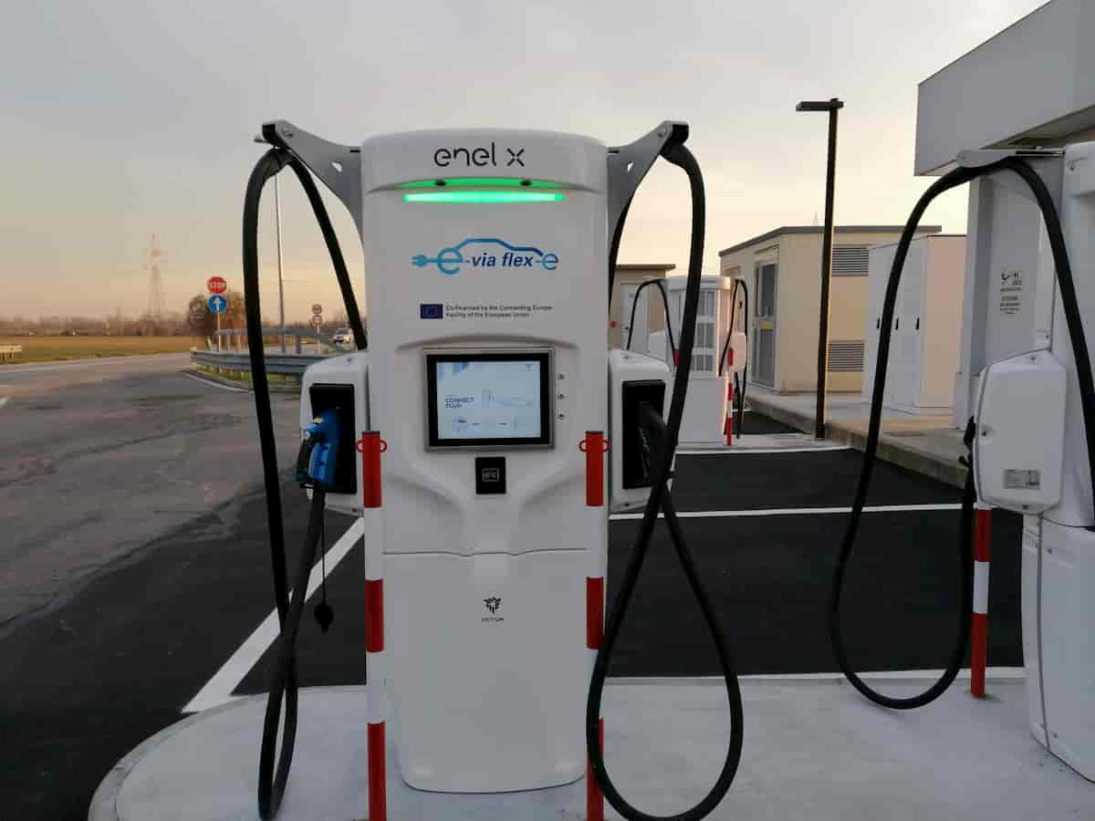 Ip e Enel X: prime stazioni di ricarica ultrafast per le auto elettriche. Un pieno in 15 minuti
