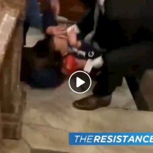 Ashli Babbit, la morte ripresa in diretta VIDEO a Capitol Hill: poliziotto spara a manifestante pro Trump