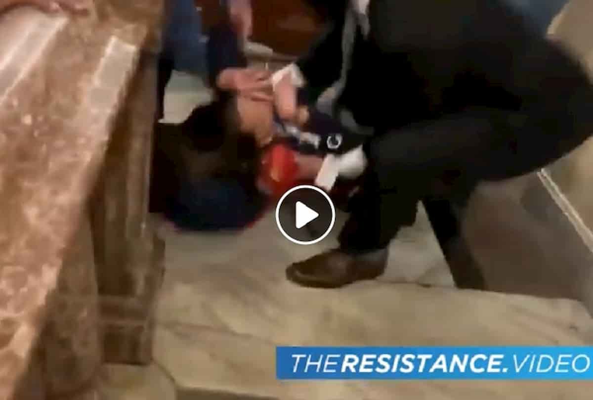 Ashli Babbit, la morte ripresa in diretta VIDEO a Capitol Hill: poliziotto spara a manifestante pro Trump