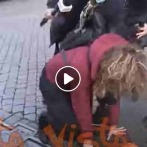 Barbara Lezzi (M5s) cade per strada mentre parla della caduta di Conte per colpa di Renzi VIDEO