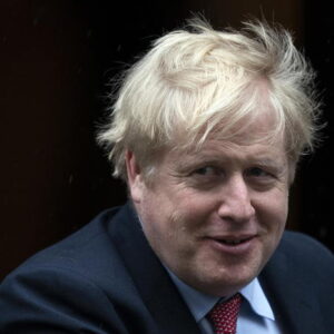 Siesta per Boris Johnson, a metà giornata si concede un pisolino: come Kennedy e Winston Churchill, il suo eroe