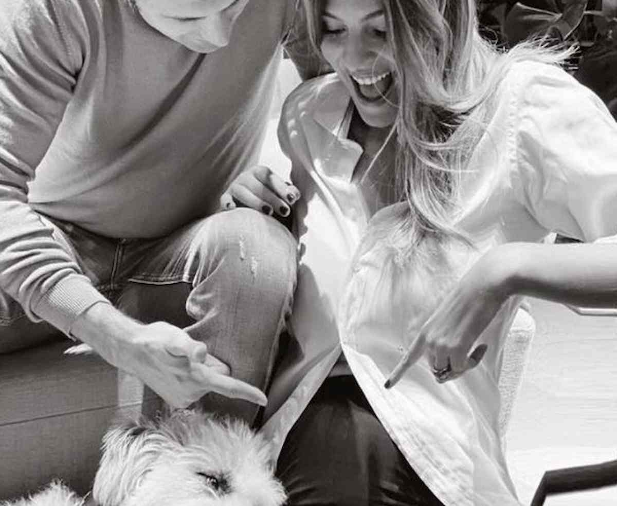 Cristina Chiabotto è incinta, annuncio su Instagram con il marito Marco Roscio il cagnolino Paper