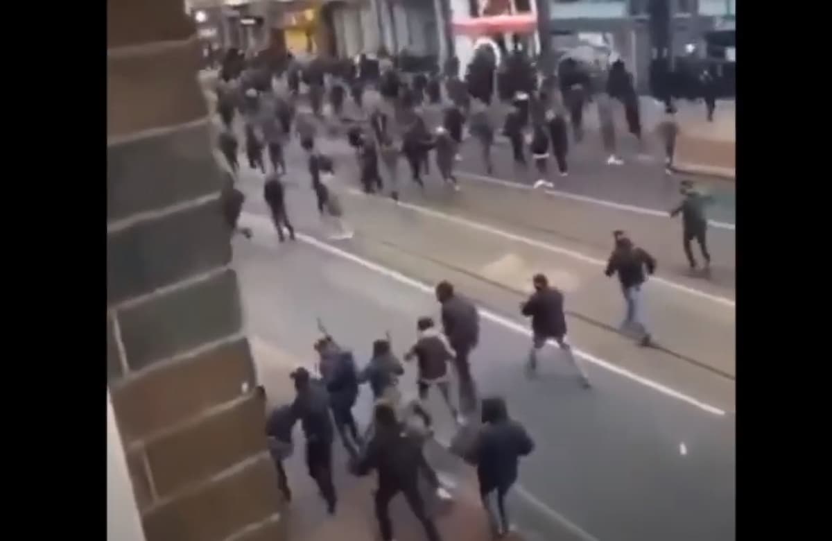 Olanda, terza notte di violente proteste contro il coprifuoco Covid: arrestate 184 persone