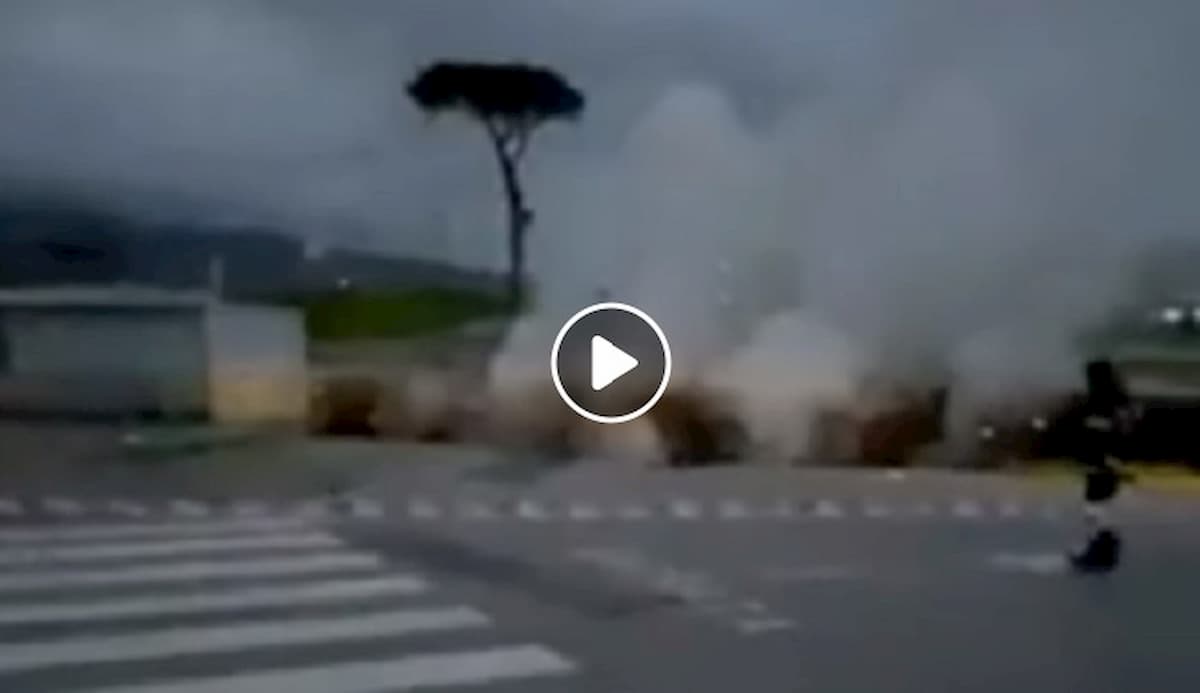 Esplosione a Ponticelli (Napoli) nel parcheggio dell'Ospedale del mare: si è aperta una voragine