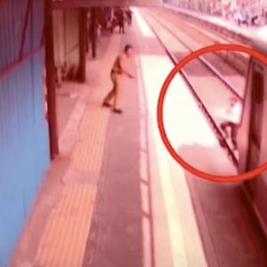 India, uomo rischia la vita per recuperare una scarpa sui binari: treno lo stava travolgendo VIDEO YOUTUBE