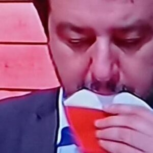 Salvini si toglie la mascherina e la mette in bocca
