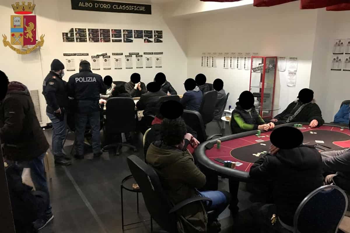 Padova, 21 persone soprese a giocare a poker in un circolo privato: multa di 800 euro a testa