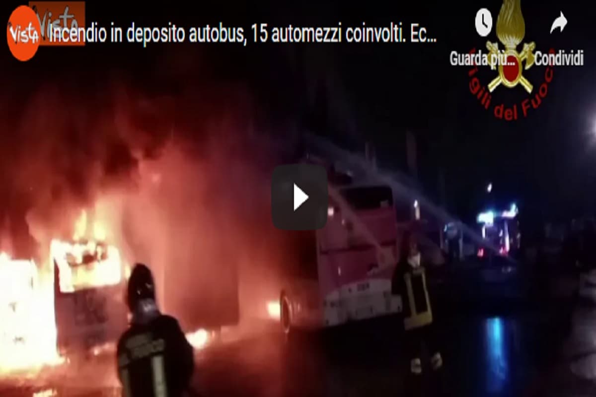 Reggio Emilia, incendio in deposito bus in via del Chionso. M5s: "Episodio inquietante" VIDEO