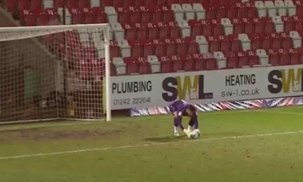 Tom King, portiere segna gol con rinvio dalla sua porta Newport County-Cheltenham Town VIDEO