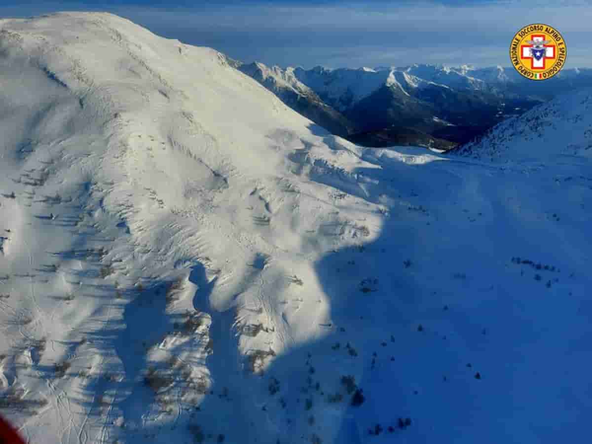 Valle Maira (Cuneo), valanga travolge una comitiva di escursionisti: si cerca scialpinista