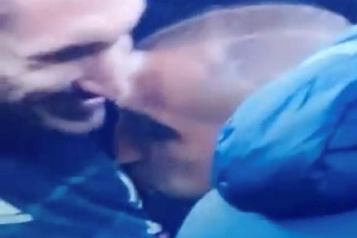 Inter-Juventus, Vidal bacia lo stemma bianconero sulla maglia di Chiellini. Ecco le parole del cileno