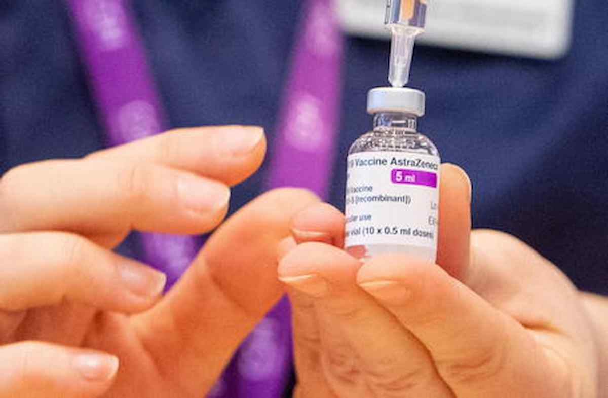 Vaccino AstraZeneca agli under 55 senza patologie, il richiamo a 12 settimane. La circolare del ministero