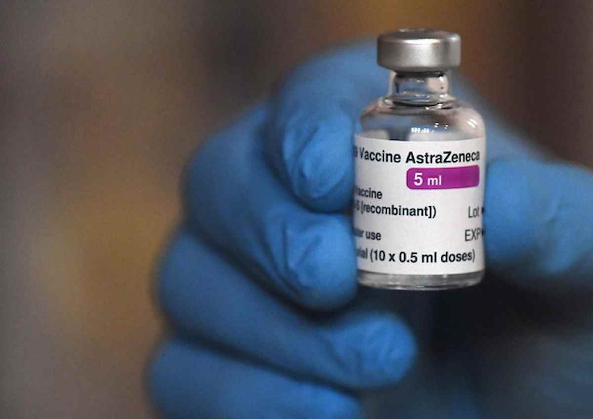 Vaccino AstraZeneca, ok somministrazione dai 18 ai 65 anni. La circolare del Ministero innalza l'età