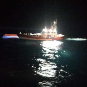 Migranti, barcone si ribalta durante i soccorsi a Lampedusa: 47 in salvo, si cercano i dispersi