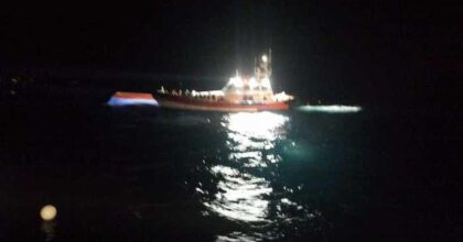 Migranti, barcone si ribalta durante i soccorsi a Lampedusa: 47 in salvo, si cercano i dispersi