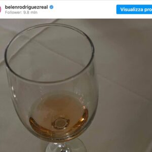 Belen Rodriguez su Instagram, foto con il calice scatena le polemiche. "E' alcol? Sei incinta, che fai?"