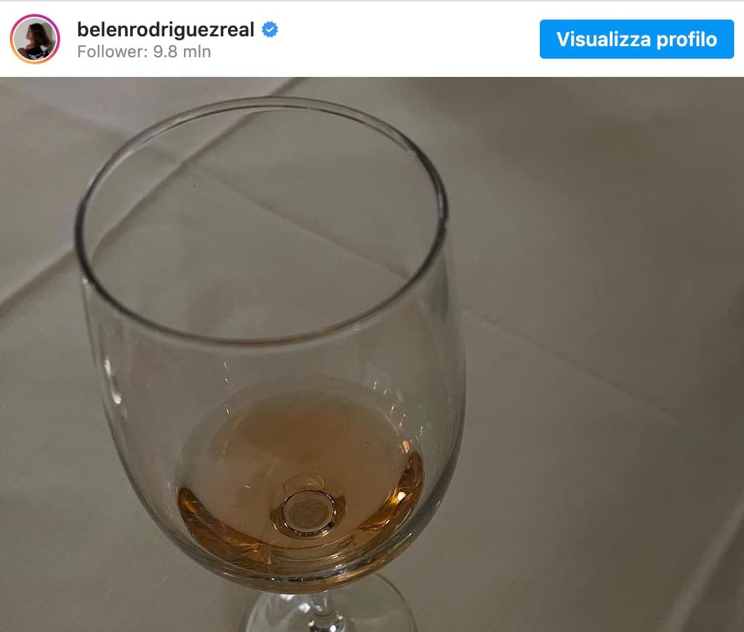 Belen Rodriguez su Instagram, foto con il calice scatena le polemiche. "E' alcol? Sei incinta, che fai?"