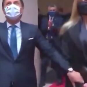 Olivia Paladino nega la mano a Conte di fronte agli applausi a Palazzo Chigi, come Melania Trump? VIDEO