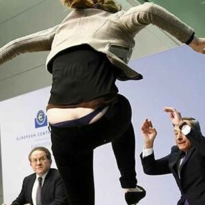 Mario Draghi ricoperto di coriandoli da ex Femen nel 2015. "No alla dittatura fallocratica della Bce" VIDEO