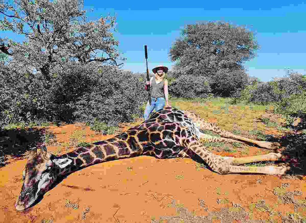 Merelize Van Der Merwe accanto alla giraffa morta 