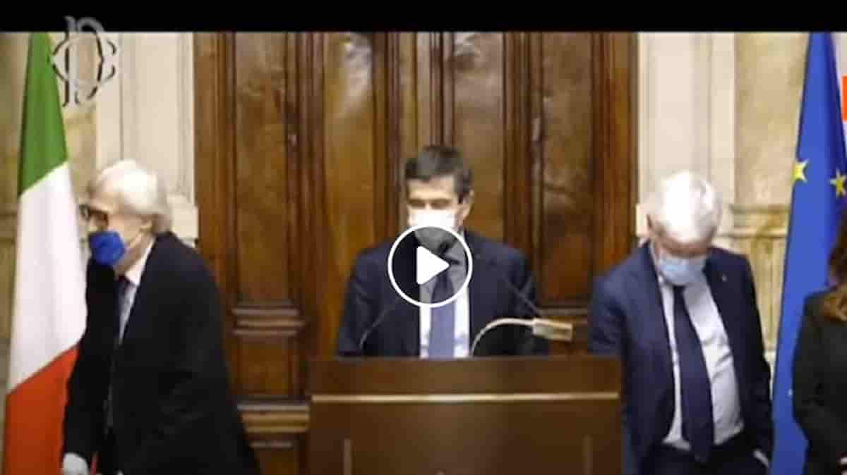 Maurizio Lupi lapsus: dice "il presidente Sgarbi" anziché Draghi VIDEO E Sgarbi, presente, se la ride