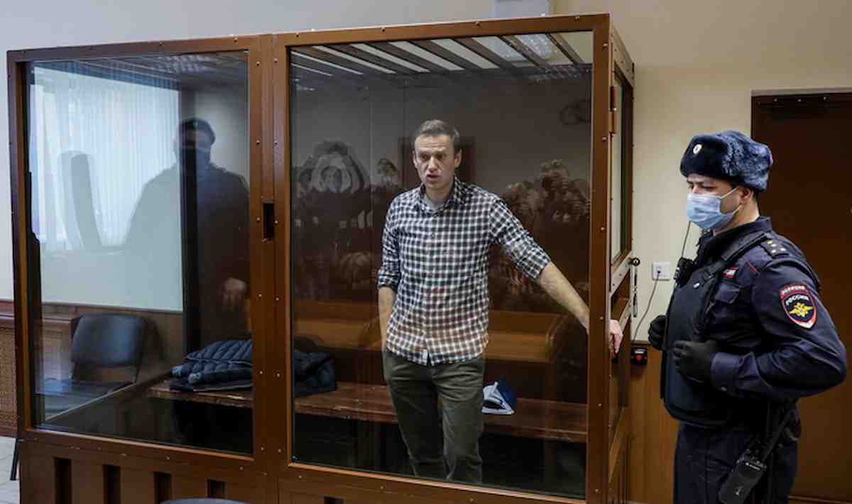 Navalny, tribunale di Mosca conferma 3 anni di carcere. Lui cita la Bibbia e Harry Potter