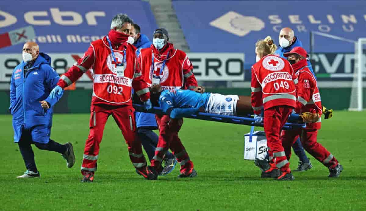 Victor Osimhen batte la testa e sviene durante Atalanta-Napoli: le condizioni dell'attaccante