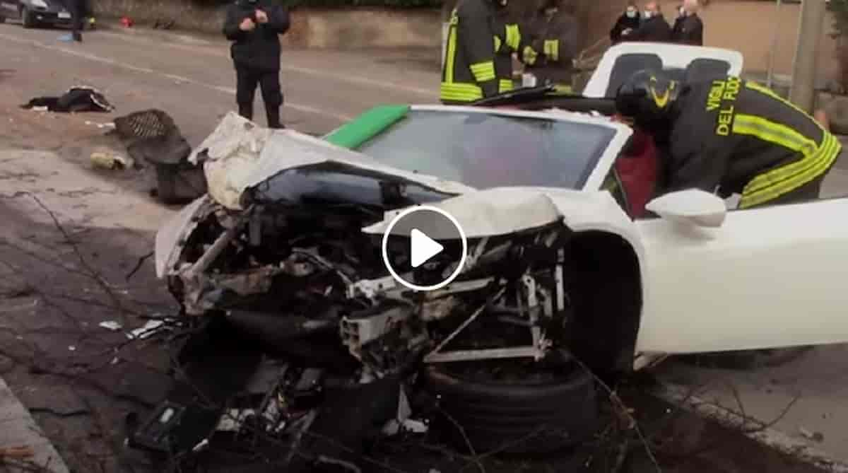 Incidente a Rovellasca (Como): Lamborghini esce di strada e si schianta contro un albero, 2 feriti gravi