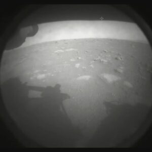 Atterraggio su Marte, la prima foto del rover Perseverance nel bacino del lago in cerca di tracce di vita