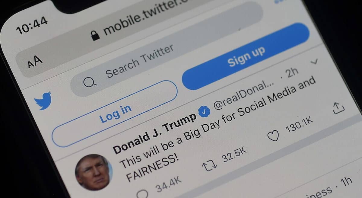 Twitter bandisce Trump per sempre