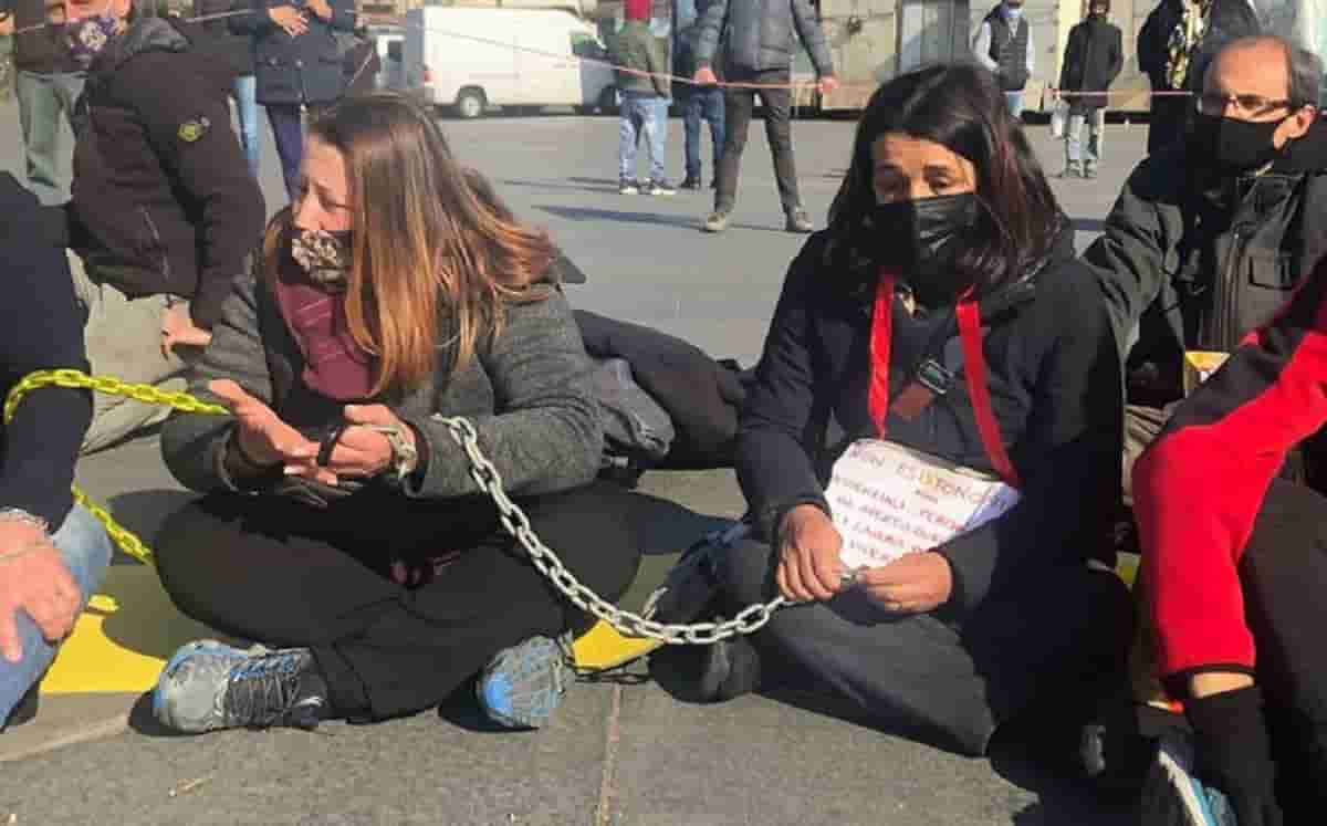 Torino, la protesta degli ambulanti: "Stiamo morendo di fame. Tra un po' le catene le metteremo al collo"