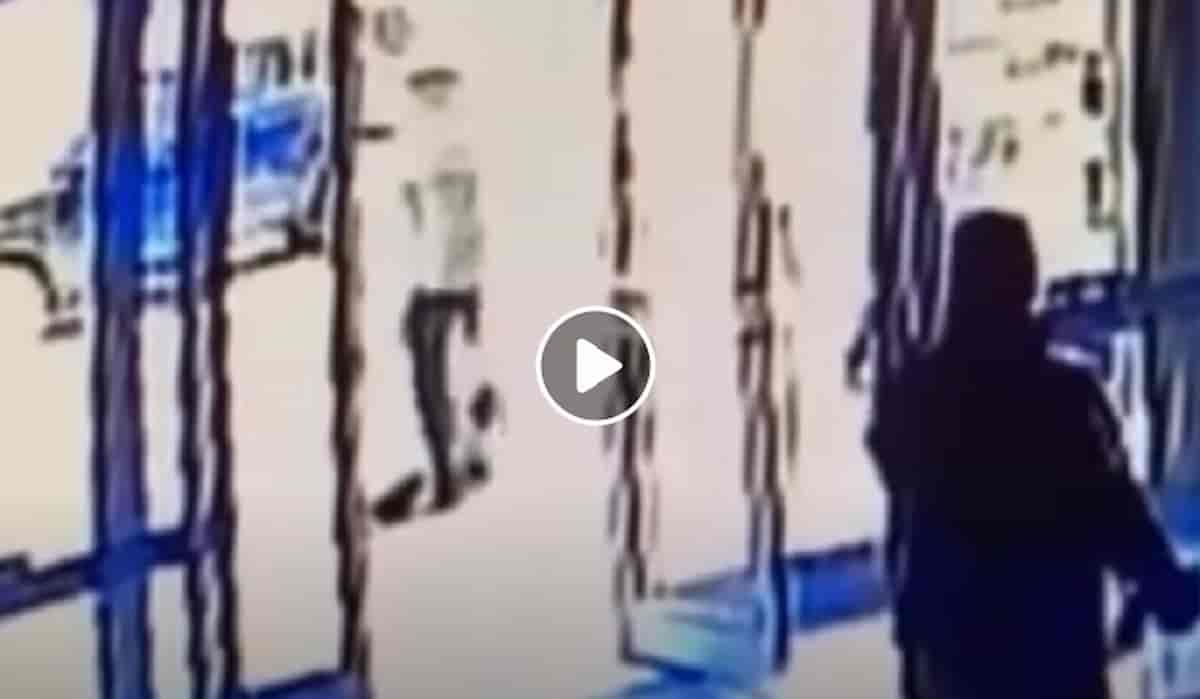 Asiatica picchiata con violenza per strada a New York VIDEO: un uomo la butta a terra e la prende a calci