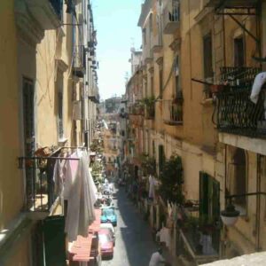 Baby gang assalta ambulanza a Napoli: pugno allo specchietto e scugnizzo appeso al mezzo