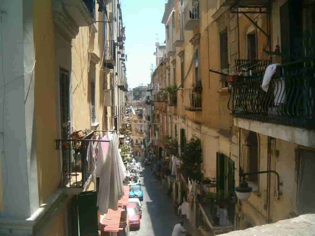 Baby gang assalta ambulanza a Napoli: pugno allo specchietto e scugnizzo appeso al mezzo