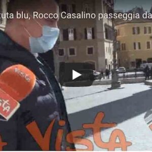 Rocco Casalino passeggia davanti Palazzo Chigi, dal classico abito blu ai pantaloni una tuta acetata VIDEO