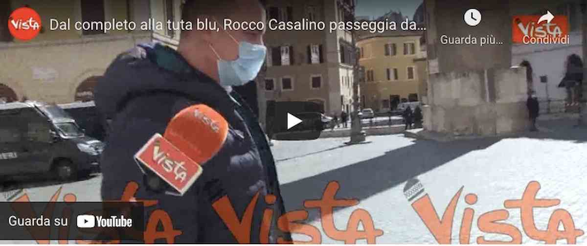 Rocco Casalino passeggia davanti Palazzo Chigi, dal classico abito blu ai pantaloni una tuta acetata VIDEO