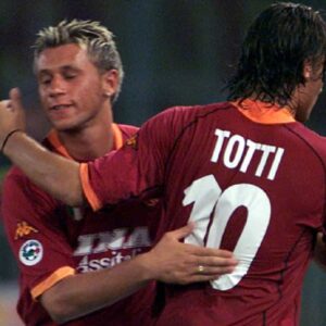 Cassano riceve il Tapiro d'oro di Striscia dopo le critiche alla serie su Totti: "Sembra Perin..."