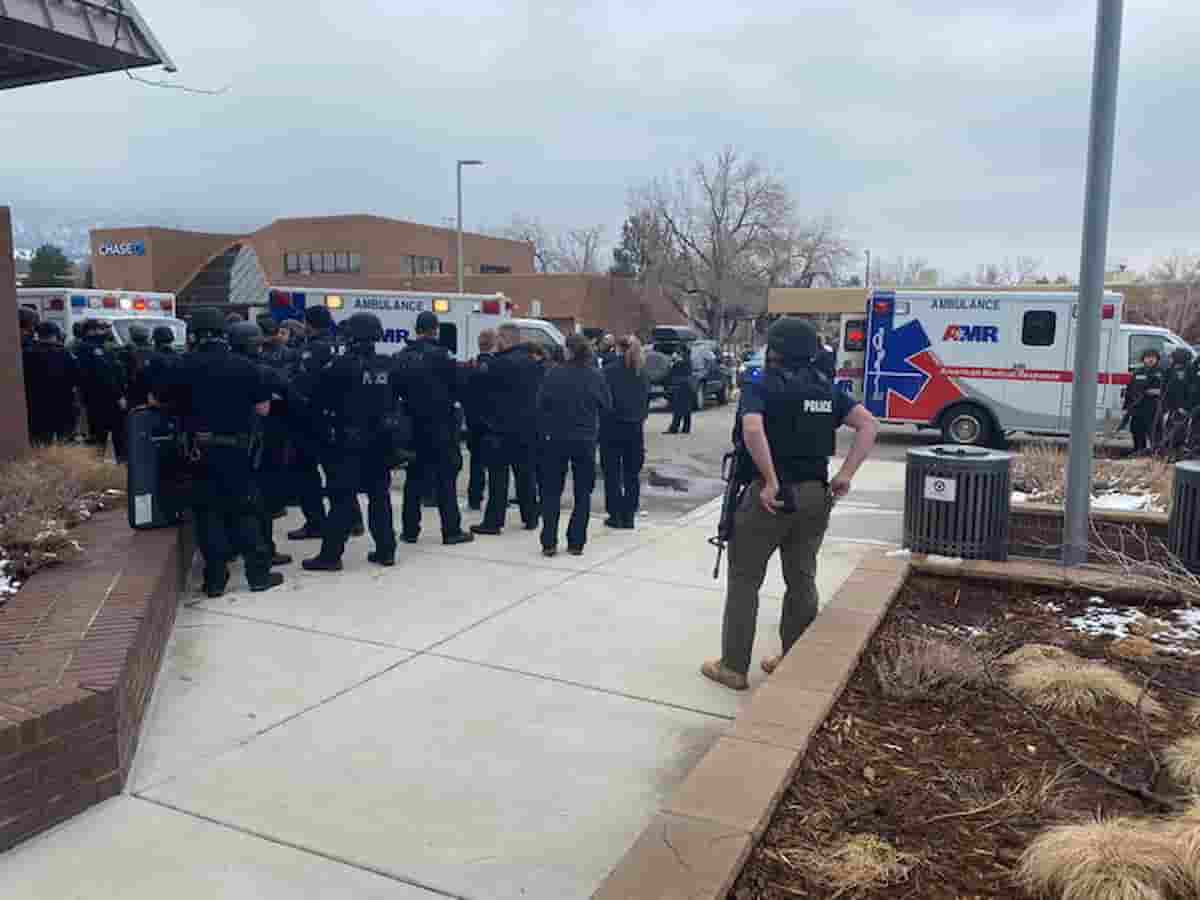 Sparatoria in Colorado, strage al supermercato a Boulder: 10 morti, compreso poliziotto arrivato sul posto