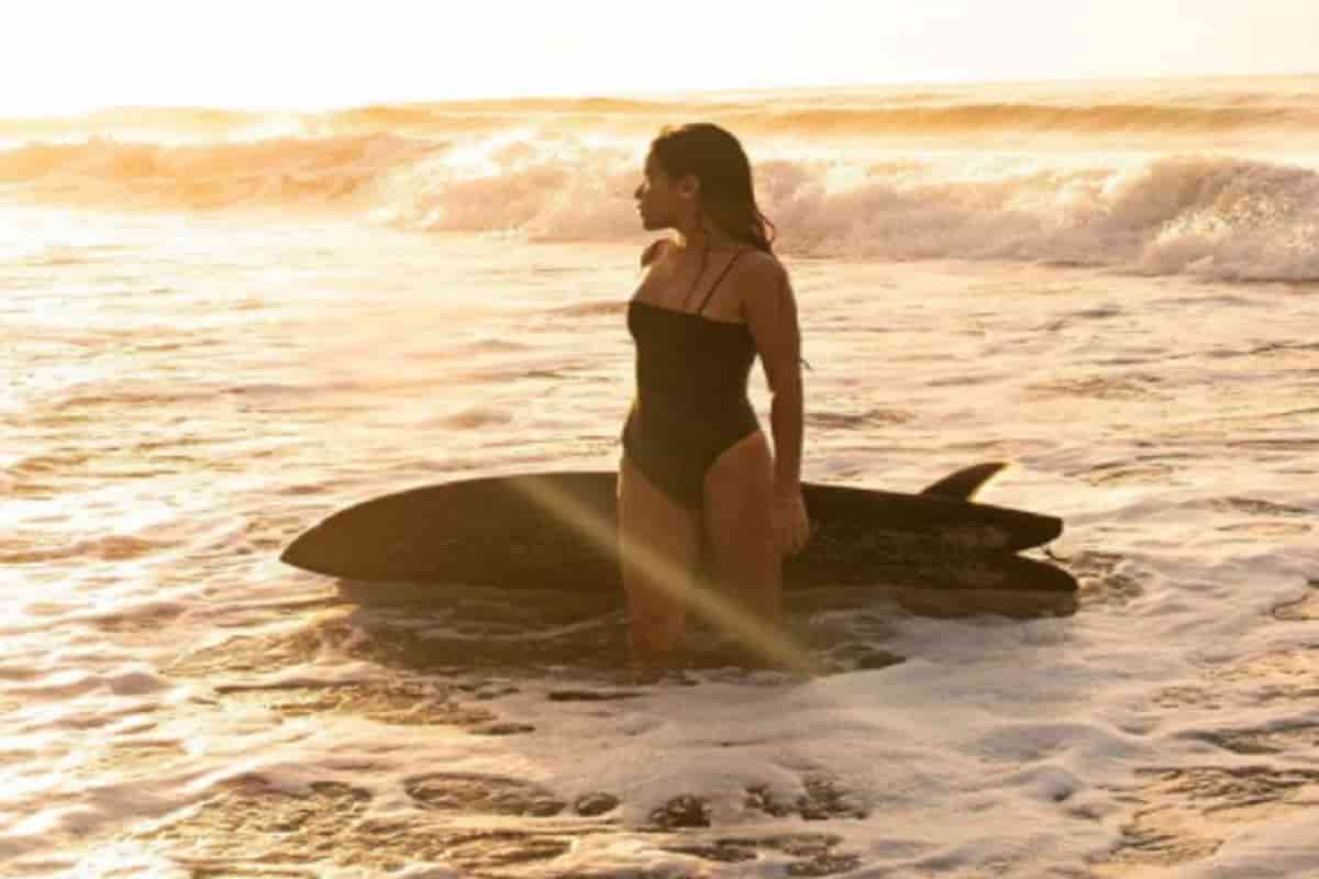 Katherine Diaz, la promessa del surf muore a 22 anni colpita da un fulmine durante un allenamento