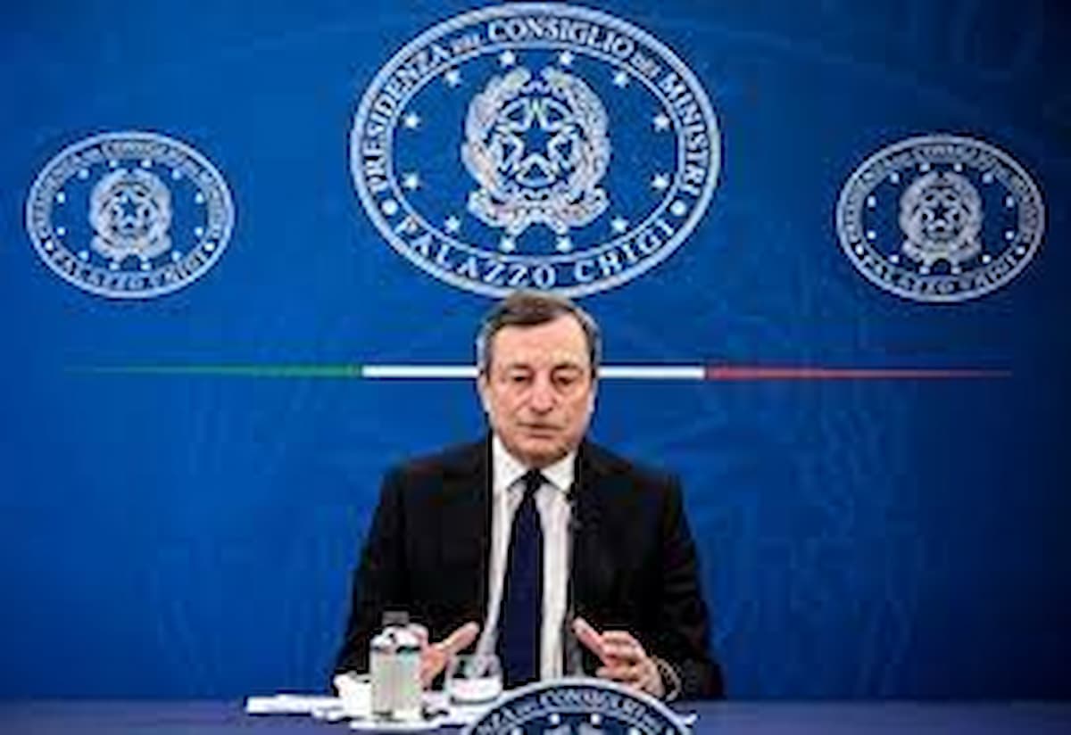 Mascherina sempre, dovrebbe, ma Draghi, ministri, giornalisti se la tolgono in tv, cattivo esempio per i cittadini