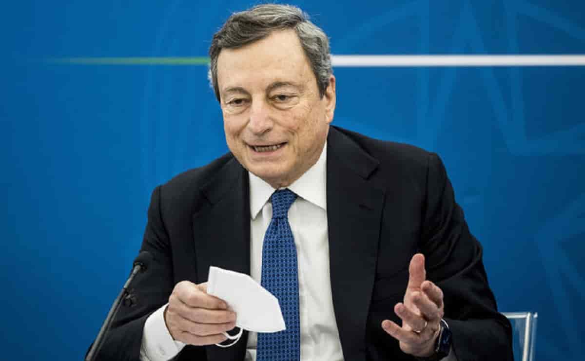 Covid, Draghi annuncia: "Operatori sanitari non vaccinati non possono entrare in contatto con malati, ci sarà un decreto"