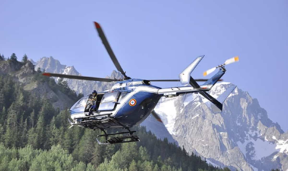Bisaccia (Avellino) elicottero perde quota e precipita in aperta campagna, il pilota si salva