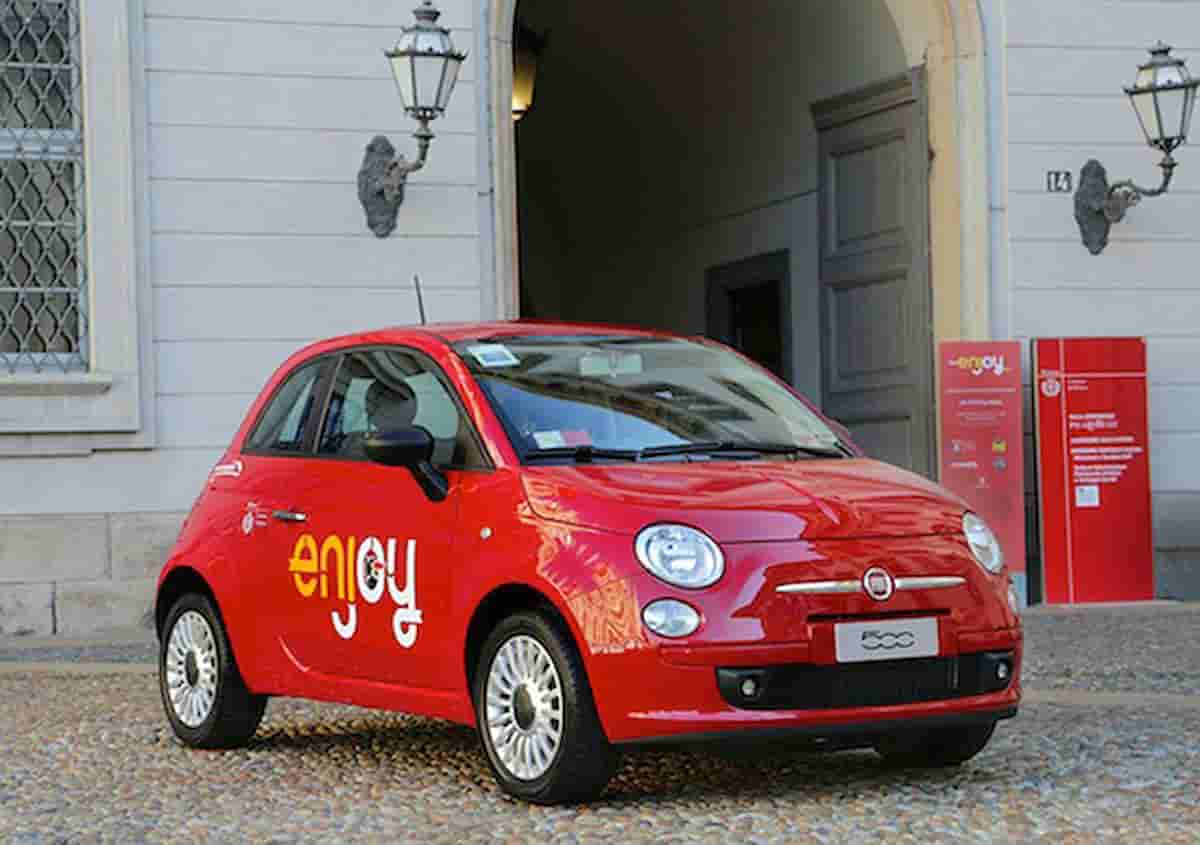 Enjoy, sanificazione automatica degli abitacoli e Fiat 500 ibrida: le novità del car sharing di Eni
