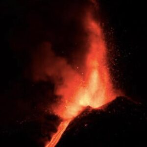 Etna, VIDEO eruzione con fontana di lava, cenere, boati e colata: è il 13° parossismo mese