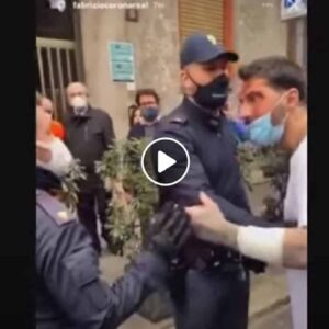 Fabrizio Corona: i video, i tagli alle braccia, l'ira contro gli agenti, il vetro spaccato. Lo ricoverano in psichiatria