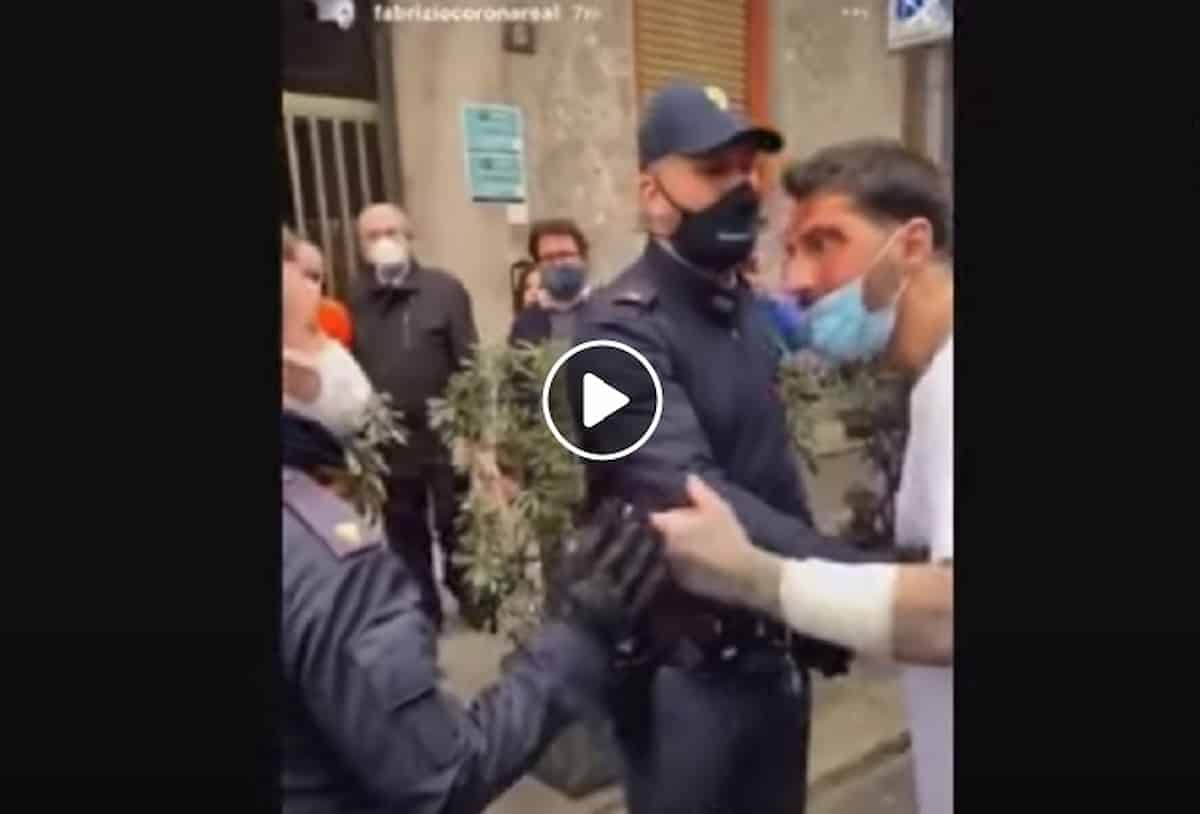 Fabrizio Corona: i video, i tagli alle braccia, l'ira contro gli agenti, il vetro spaccato. Lo ricoverano in psichiatria