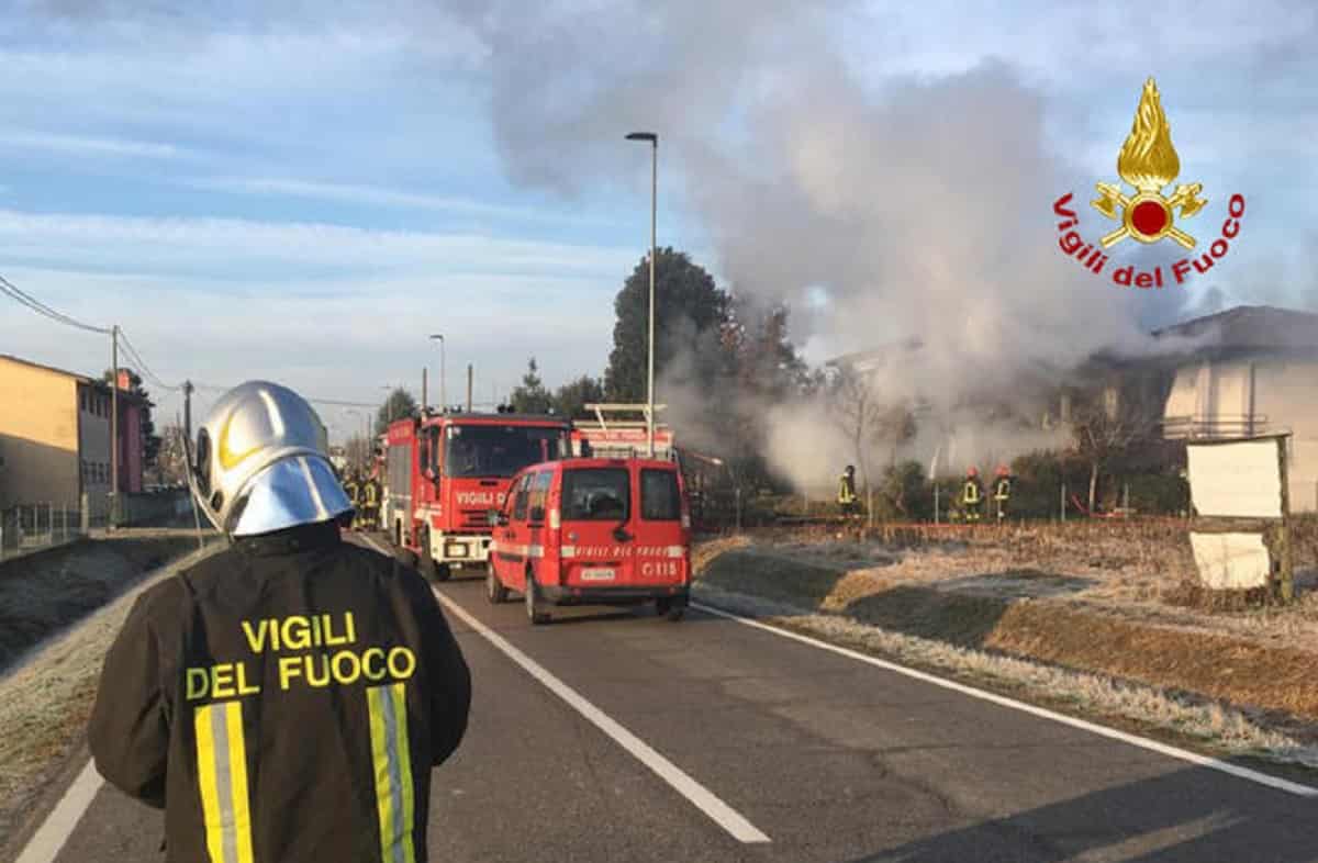Incendio a Battipaglia (Salerno), badante di 57 anni salva due anziani poi muore tra le fiamme